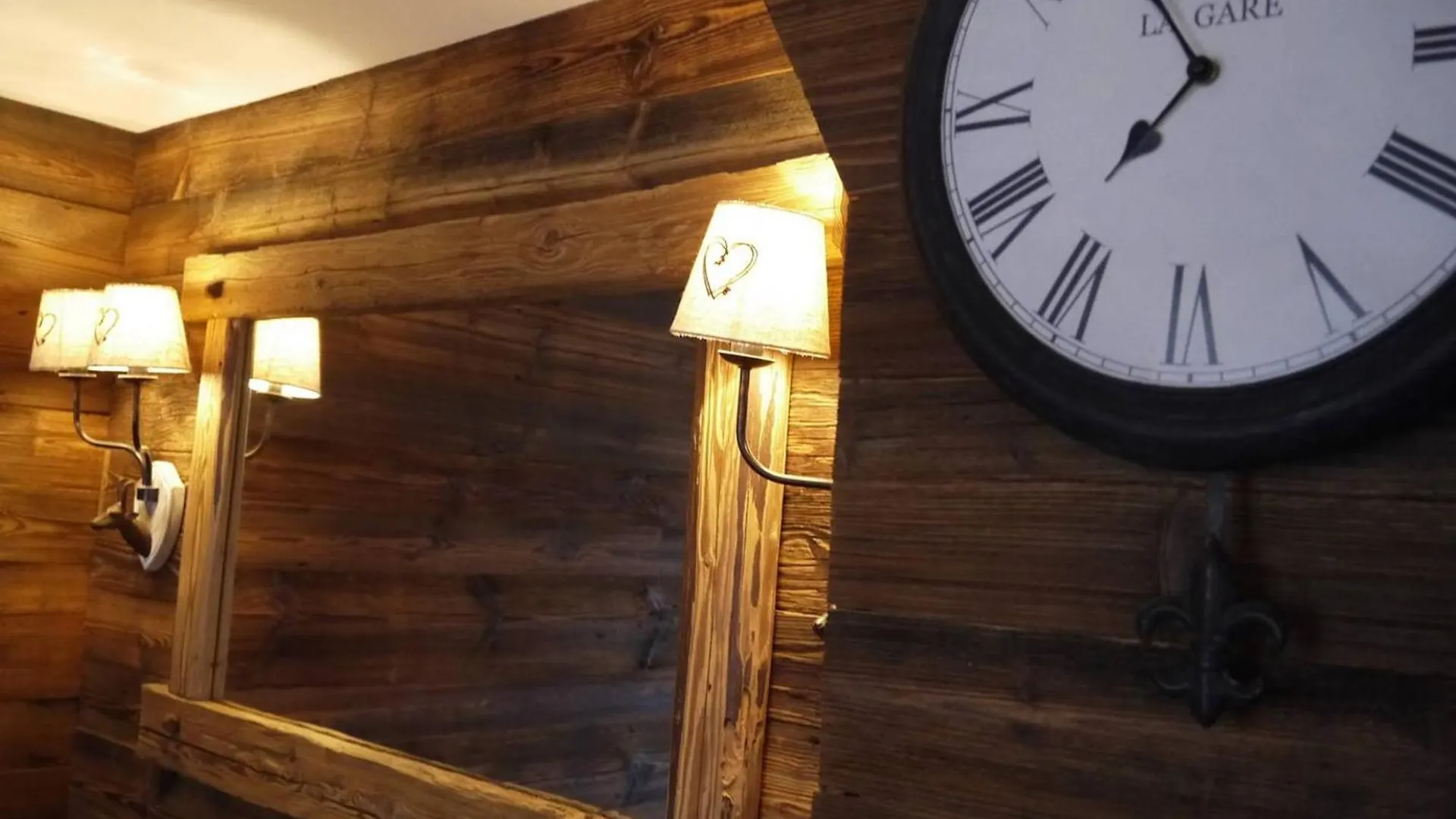 Appartement 2 Chambres Avec Mezzanine, Piste Skis Aux Pieds - Fr-1-355-77 Мерибель 0*,  Франция